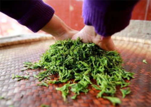 教你如何炒出香气四溢的好茶-手工制作茶叶的方法